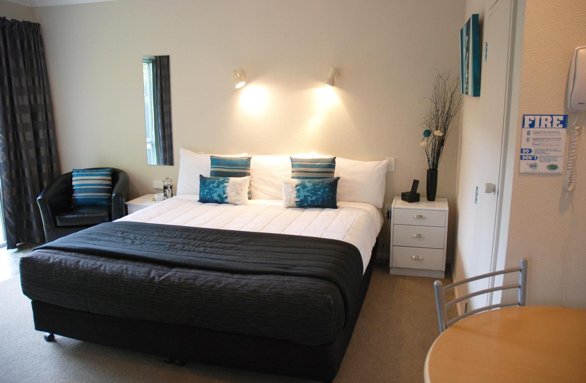 Almond Court Motel 4*