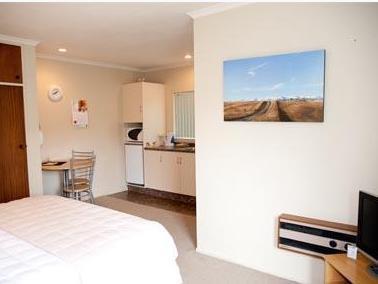 Almond Court Motel 4*