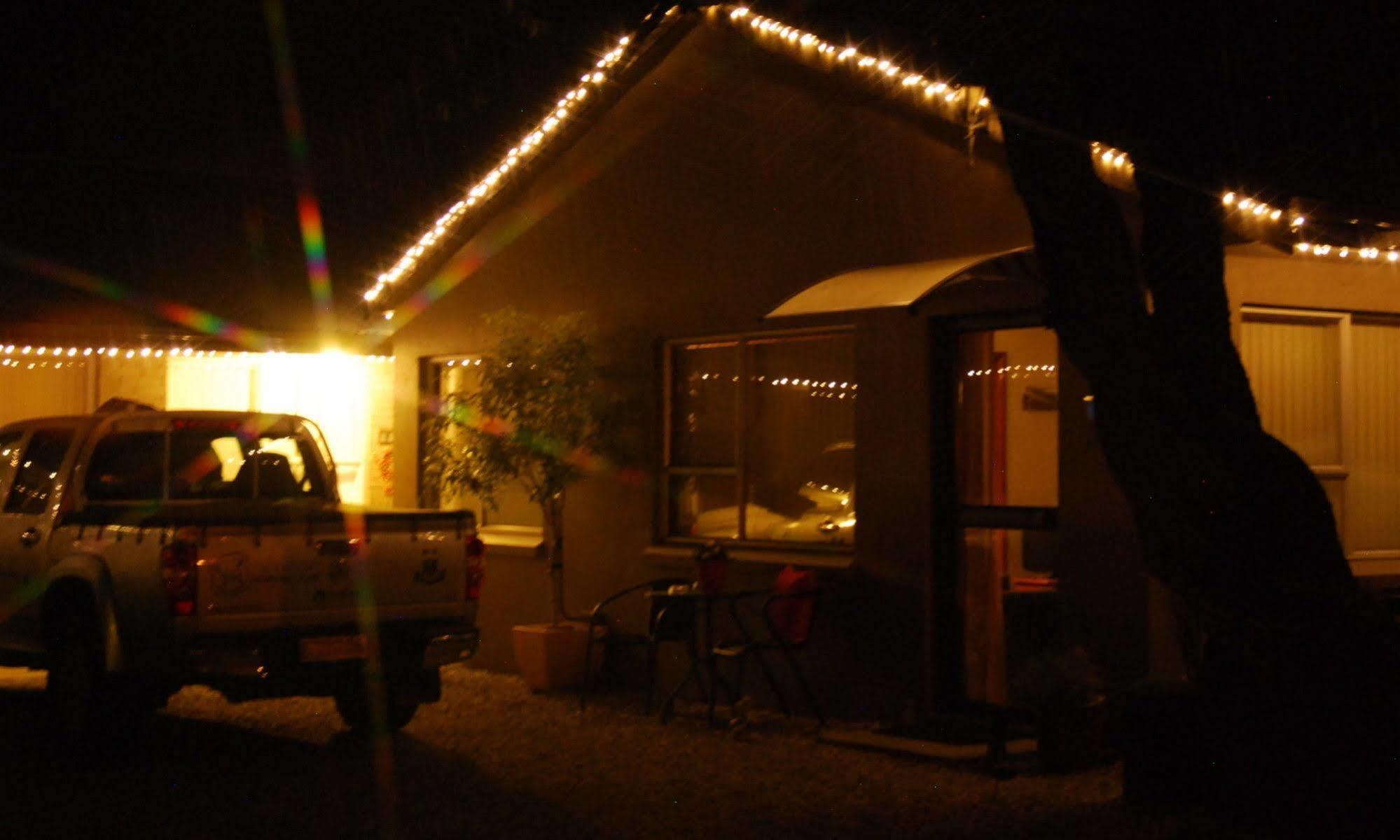 Almond Court Motel 4*