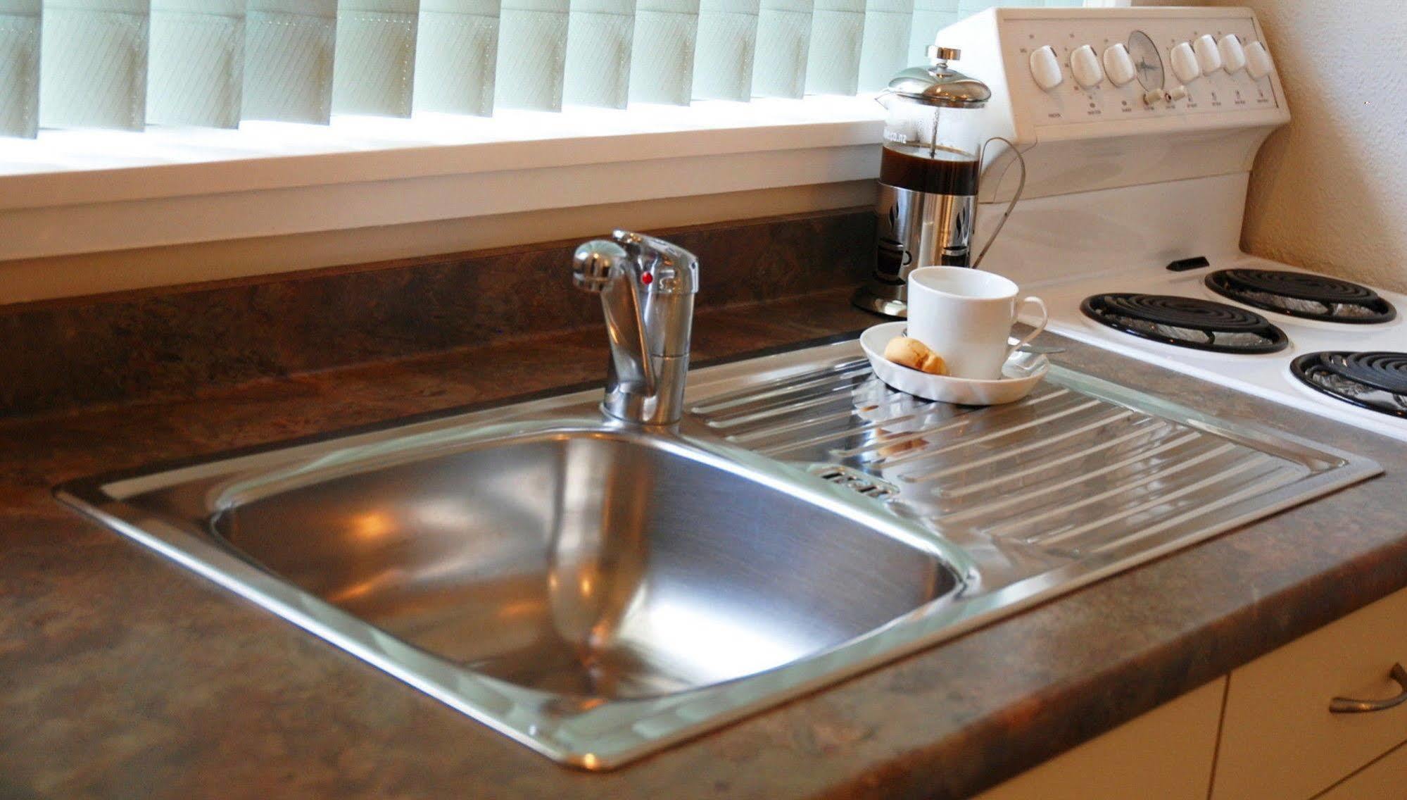 Almond Court Motel 4*